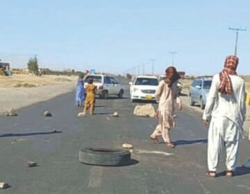 English: Blockade on Balochistan highway with rocks and tires during security crisis