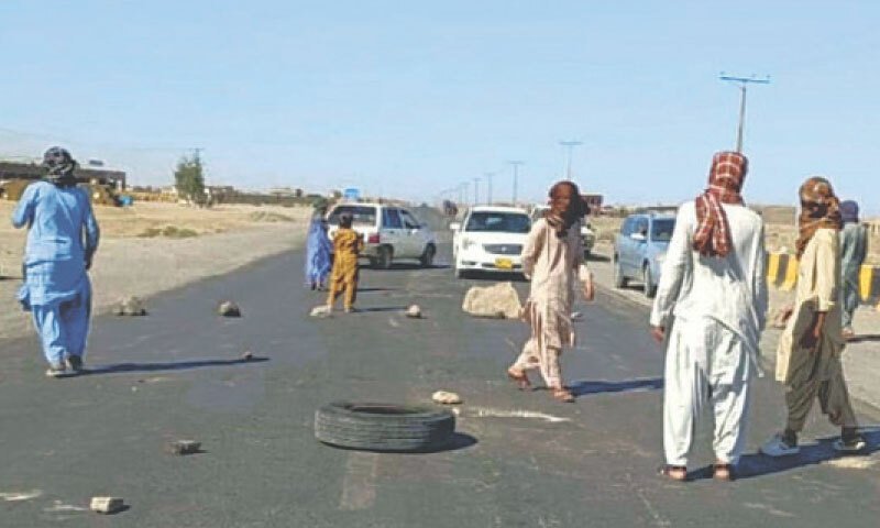 English: Blockade on Balochistan highway with rocks and tires during security crisis