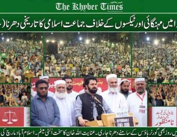 News collage graphic from The Khyber Times showing a massive nighttime protest by Jamaat-e-Islami in Peshawar. Thousands of supporters wave green JI flags with 'سچ' ('Truth') and 'عدالت' ('Justice') logos. Centered inset image shows former JI Emir Siraj-ul-Haq, wearing a black vest, speaking behind a wooden podium at Governor House. The podium has a sign reading 'AFFORDABLE FUEL OR OUR RIGHT'. White Urdu text across the middle asks about political revenge and press attacks. Bottom panel summary in Urdu.