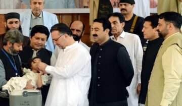 KP Health Minister Khaliq-ur-Rehman administering polio drops to a child to inaugurate the anti-polio campaign at Services Hospital, Peshawar.