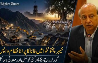 A detailed split-screen news thumbnail collage with a diagonal split and dramatic blue and gold lighting. The left panel shows distant KP mountains, a historic Governor's House, a circle of tribal elders (jirga) in white around a tree, and a modern construction and mining operation with excavators below. The right panel features a recognizable portrait of senior analyst Imtiaz Gul in a suit, gesturing. Urdu Nastaliq text below reads (in yellow and white): 'خیبر پختونخوا میں فاٹا کا پرانا نظام واپس؟' (Will the old FATA system return in KP?) and 'گورنر راج، 48 رکنی کونسل اور معدنی وسائل!' (Governor Rule, 48-member Council, and Mineral Resources!). 'The Khyber Times' logo is in the top-left corner.